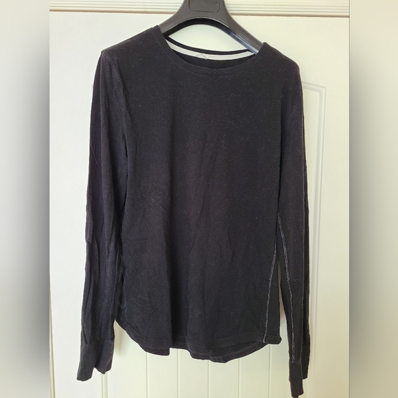 Kit and Ace technical cashmere long sleeve. Men's size large in black color. - Picture 2 of 4